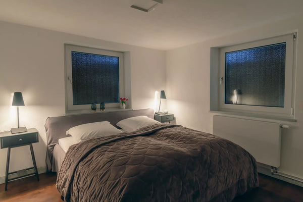 Verdunkelungsrollo im Schlafzimmer sorgt für effektive Abdunkelung und ruhiges Raumklima bei Nacht.