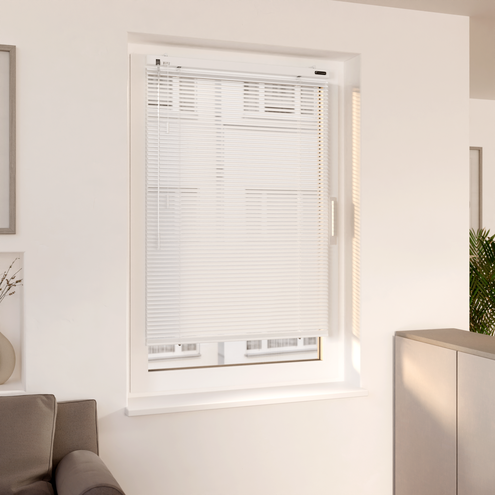 Ansicht Jalousie am Fenster, moderne Wohnung - Farbe: Weiss